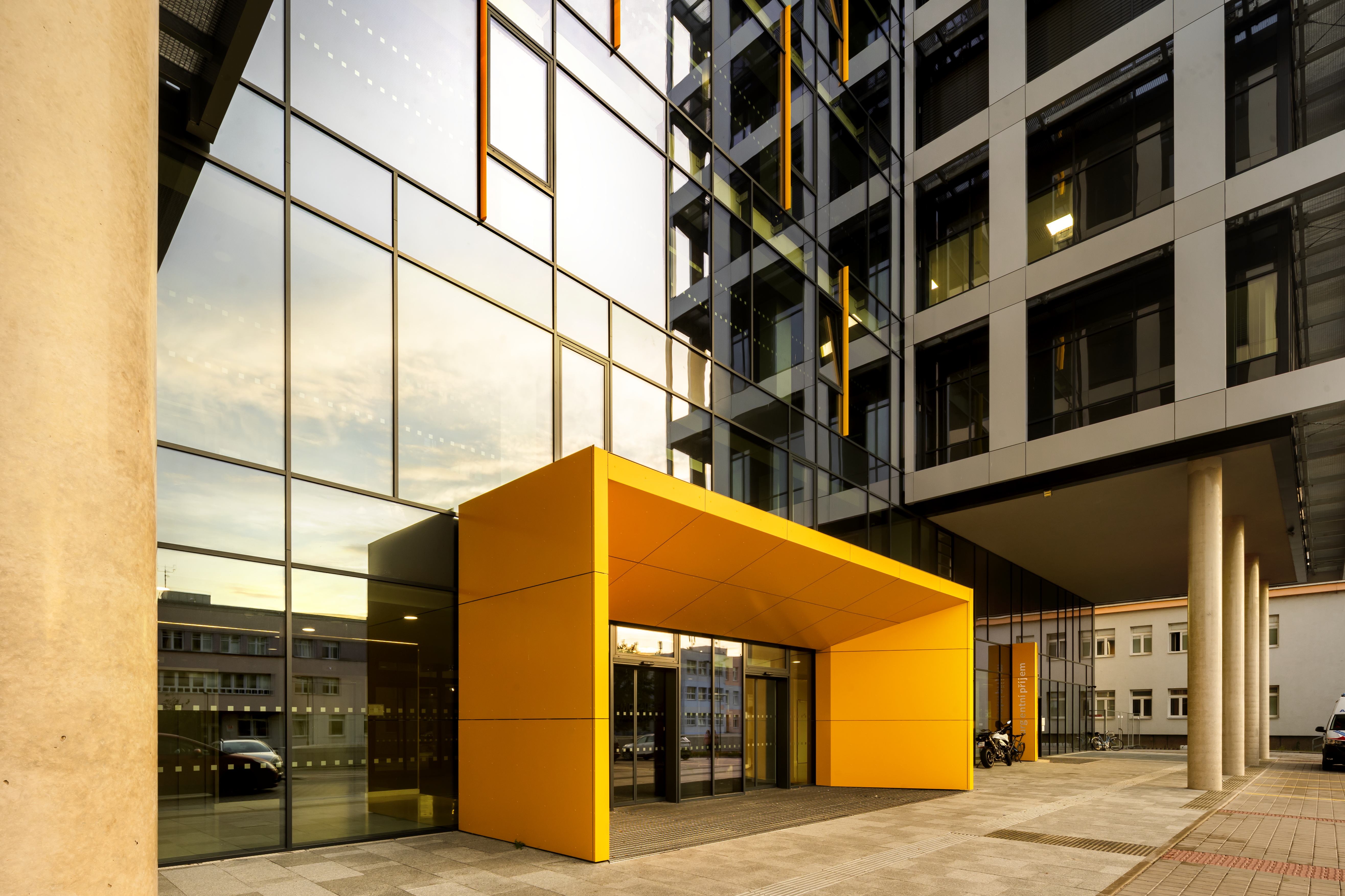 Pavilon urgentního příjmu a chirurgických oborů Pardubické nemocnice