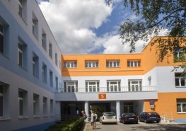 Pardubická nemocnice v zateplených budovách šetří energii a září barvami