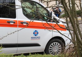 Řidič, sestra a desítky pacientů. Mobilní odběrový tým Nemocnice Pardubického kraje najezdí i 500 kilometrů denně