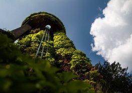 Jedna z dominant Pardubické nemocnice jde k zemi. Bourá se starý komín