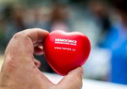 V létě lidé stůňou se srdcem míň