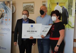 Ústí nad Orlicí a Česká Třebová darovaly nadačnímu fondu Orlickoústecké nemocnice dva šeky