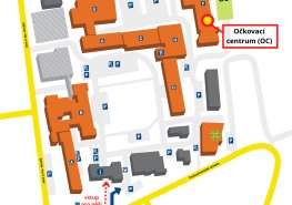 Vjezd hlavní branou a prodloužené parkování. Očkovací místo dozná několika změn