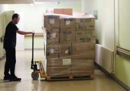 Nemocnice Pardubického kraje odeslala na Ukrajinu první zásilku s pomocí