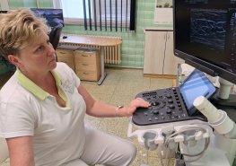 Nový ultrazvukový přístroj přinesl pacientkám ve Svitavské nemocnici vyšší komfort při vyšetření prsu