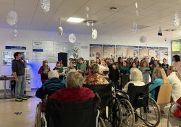 Předvánoční melodie rozzářily nemocniční halu