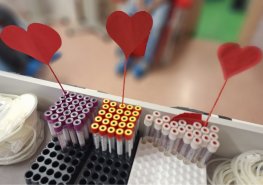 Valentýnské odběry krve přilákaly na transfuzní oddělení Nemocnice Pardubického kraje téměř dvě stovky dárců