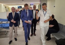 Od urgentu po robotickou chirurgii. Ministr zdravotnictví navštívil Pardubickou nemocnici