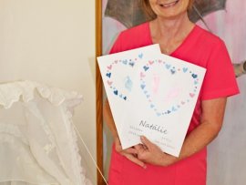 Za nápadem s novými pamětními listy stojí vedoucí sestra novorozeneckého oddělení Iveta Frajdlová