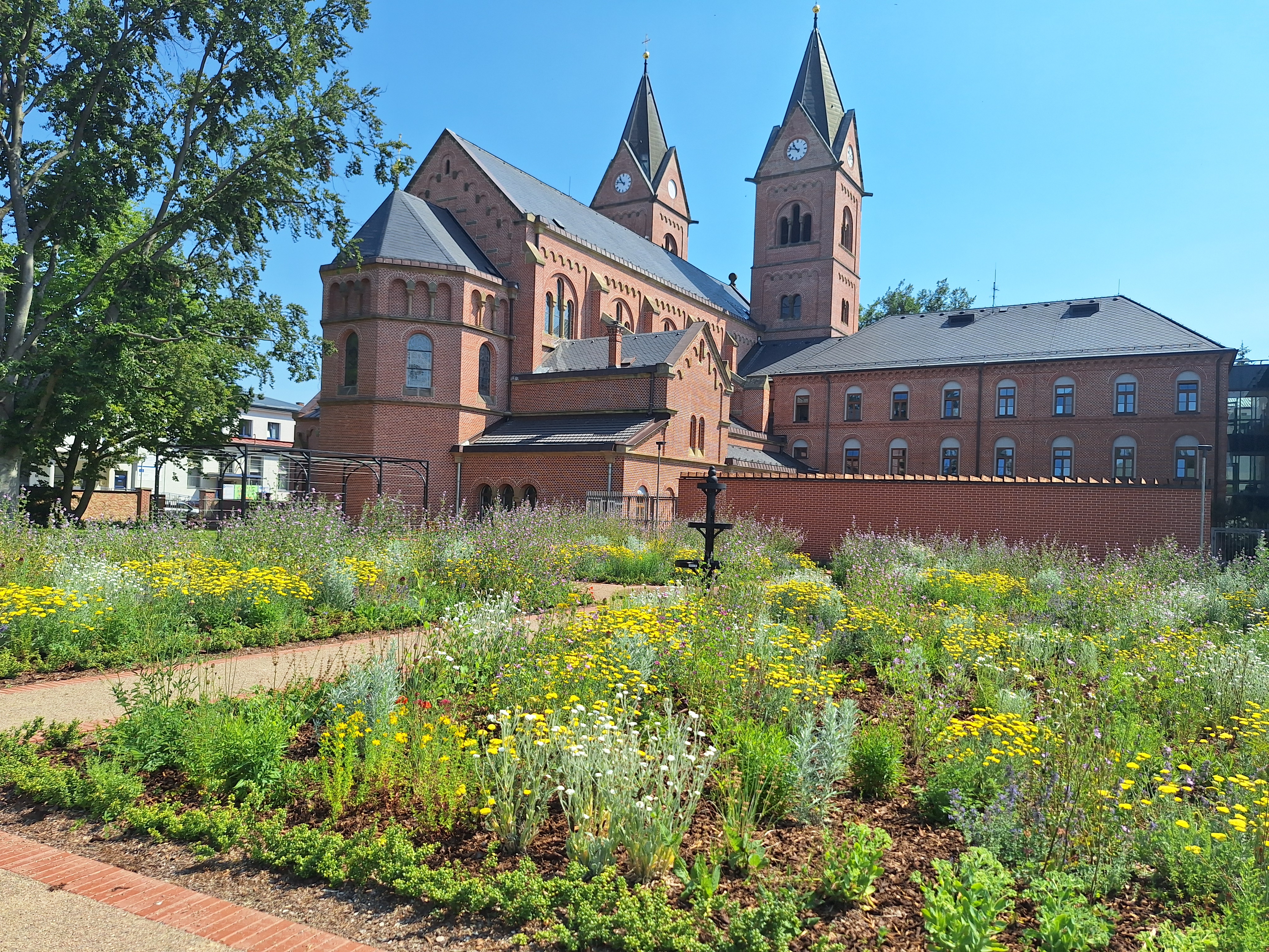 Revitalizovaný park u pavilonu psychiatrie Svitavské nemocnice