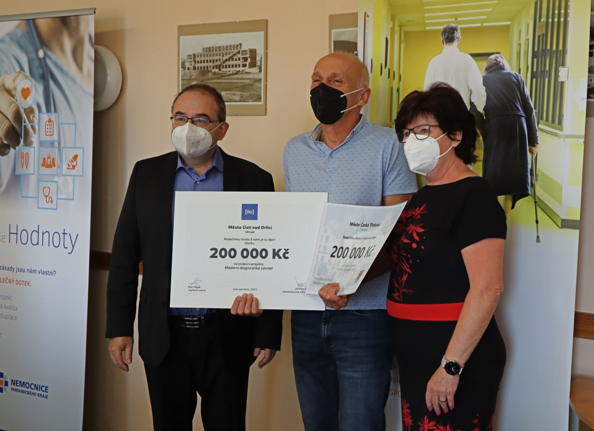 Ústí nad Orlicí a Česká Třebová darovaly nadačnímu fondu Orlickoústecké nemocnice dva šeky