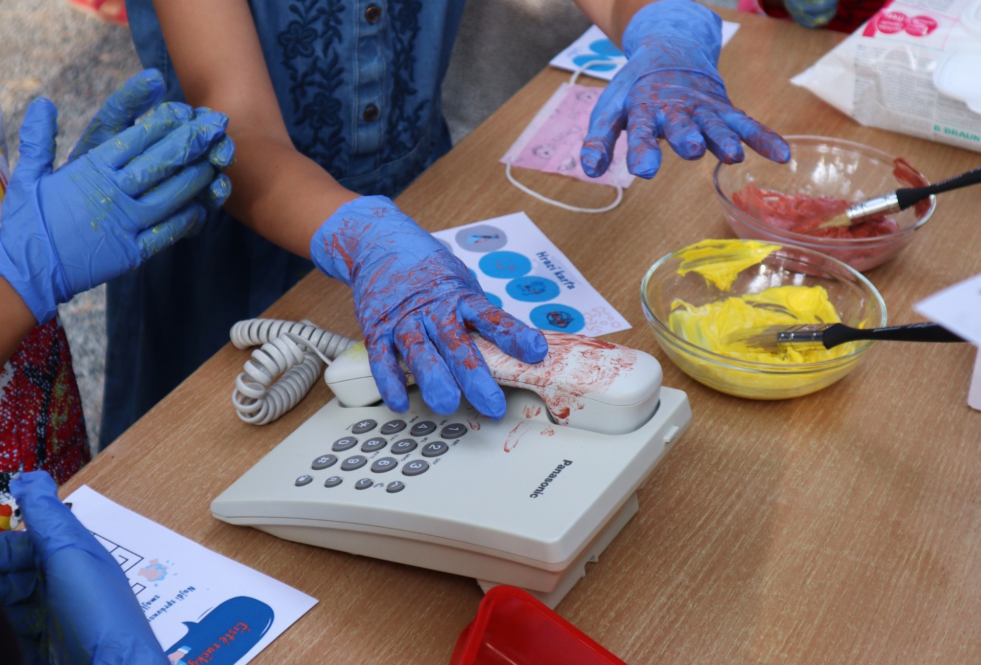 OBRAZEM: Litomyšlská nemocnice si s dětmi posvítila na správné mytí rukou