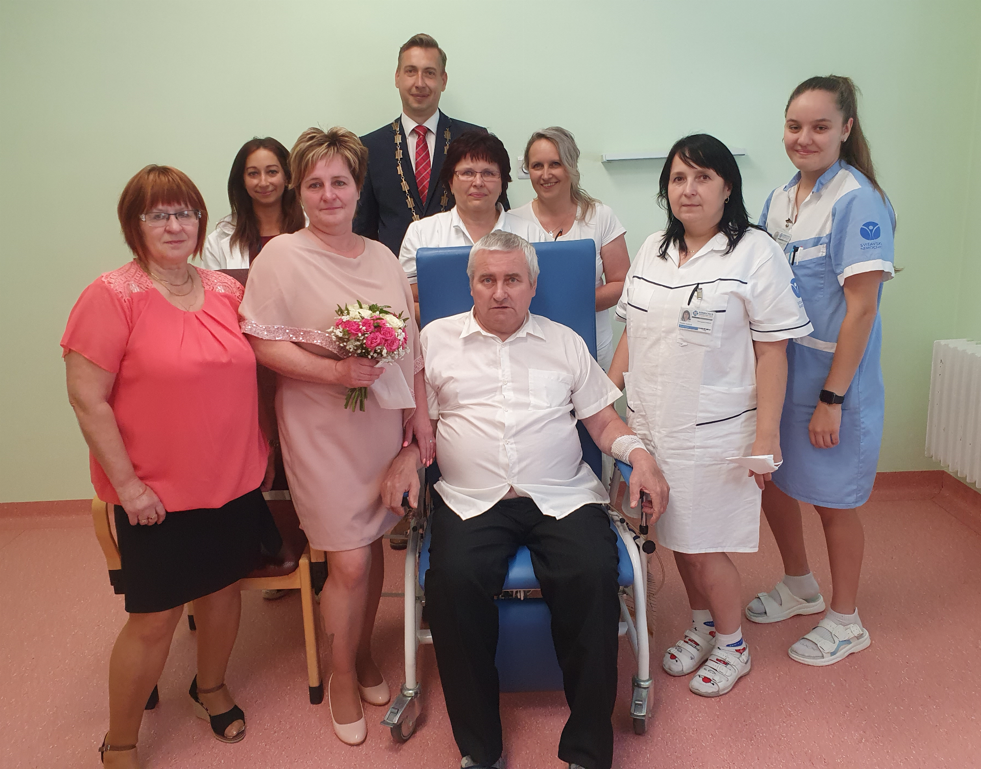Novomanželský polibek v nemocnici. Chirurgické oddělení Svitavské nemocnice včera ožilo svatbou