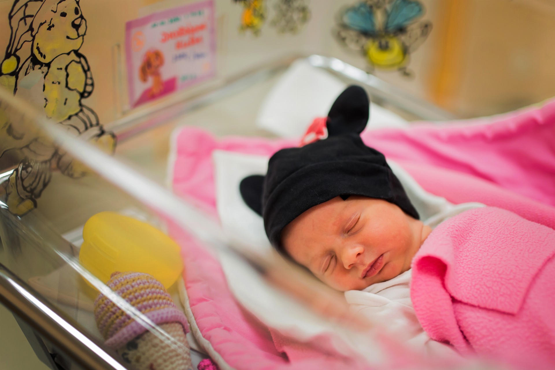 Pravidelné malování porodních sálů dočasně uzavře příjem rodiček v Pardubické nemocnici