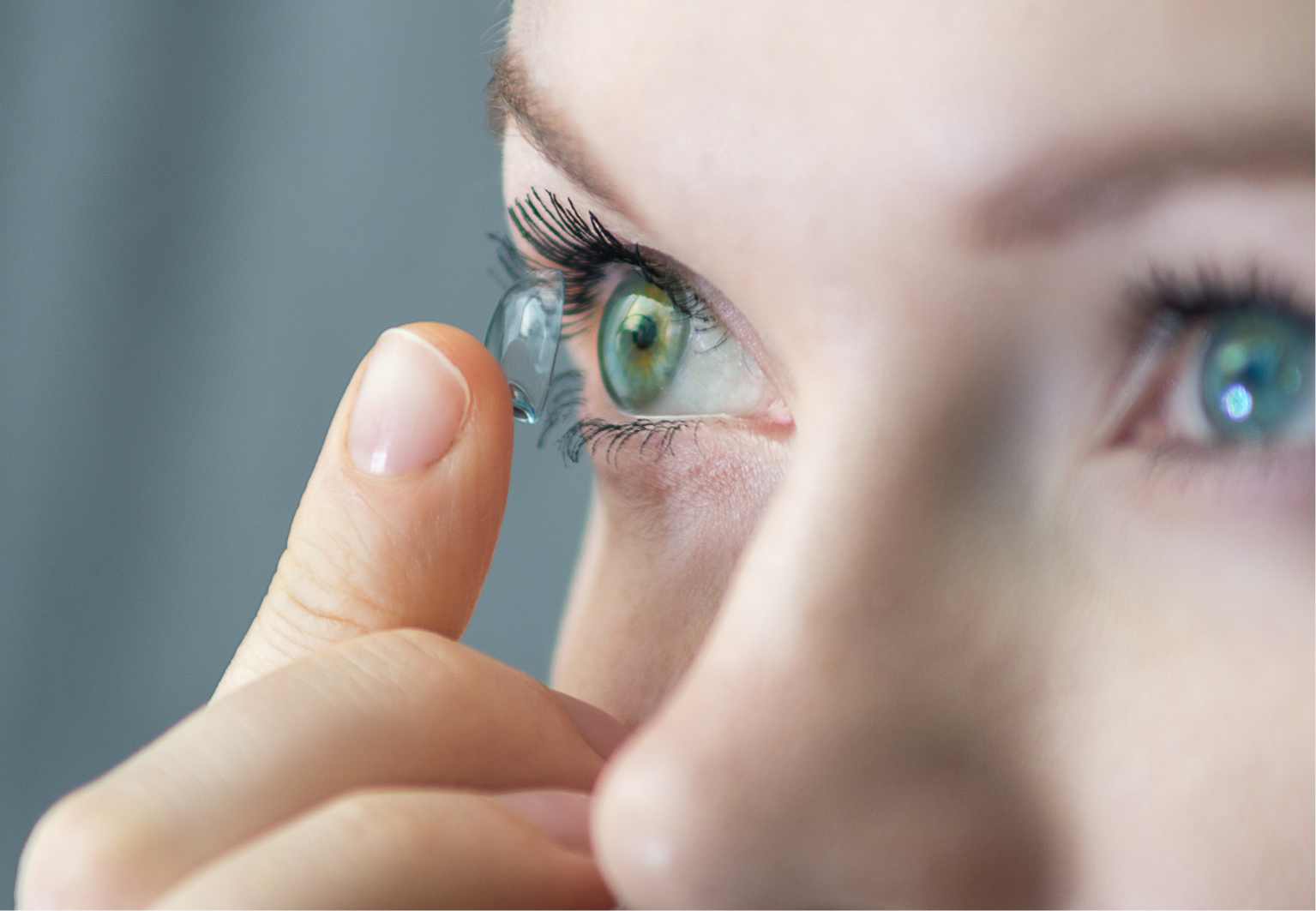 Nesprávná péče o kontaktní čočky může způsobit i vážné komplikace, upozorňuje primář očního oddělení