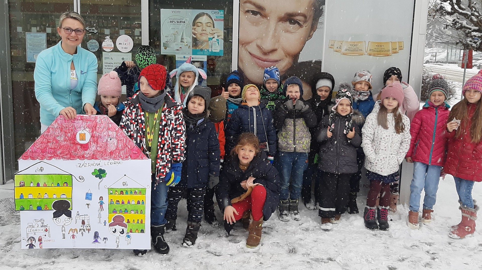 Lékárna, kde to voní. Školáci a předškoláci malovali k 15. narozeninám tematické obrázky