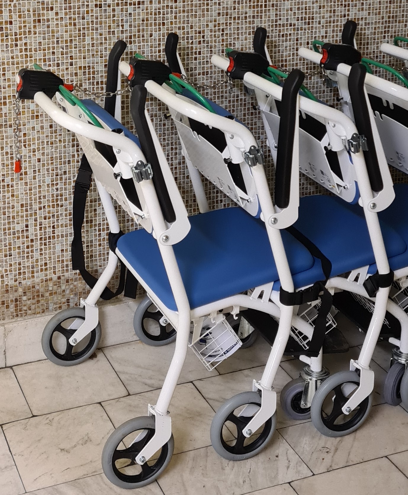 Ambulantním pacientům se sníženou hybností slouží nové vozíky