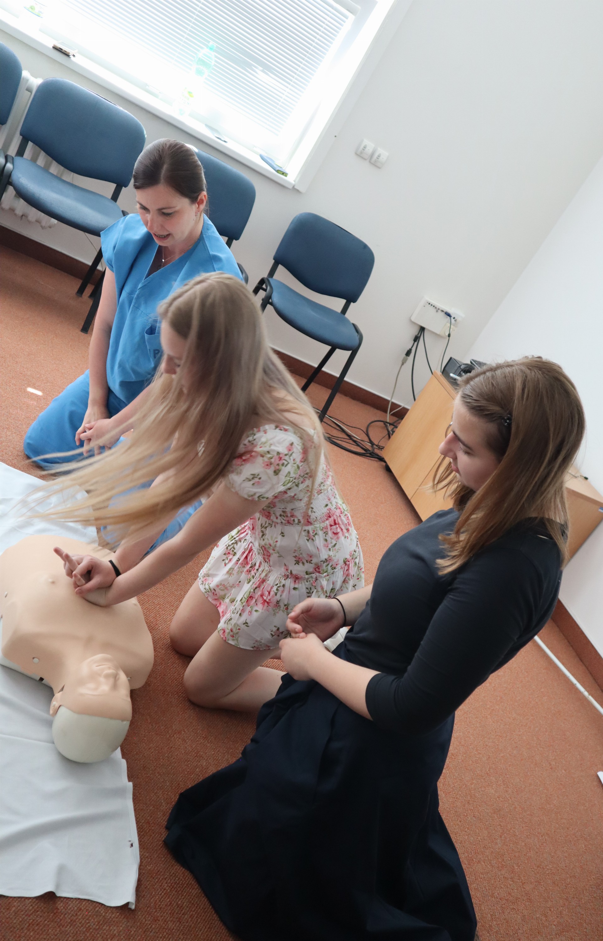 Svitavský Den zdraví lákal i na ochutnávku z operačního sálu. Školáky zaujala resuscitace