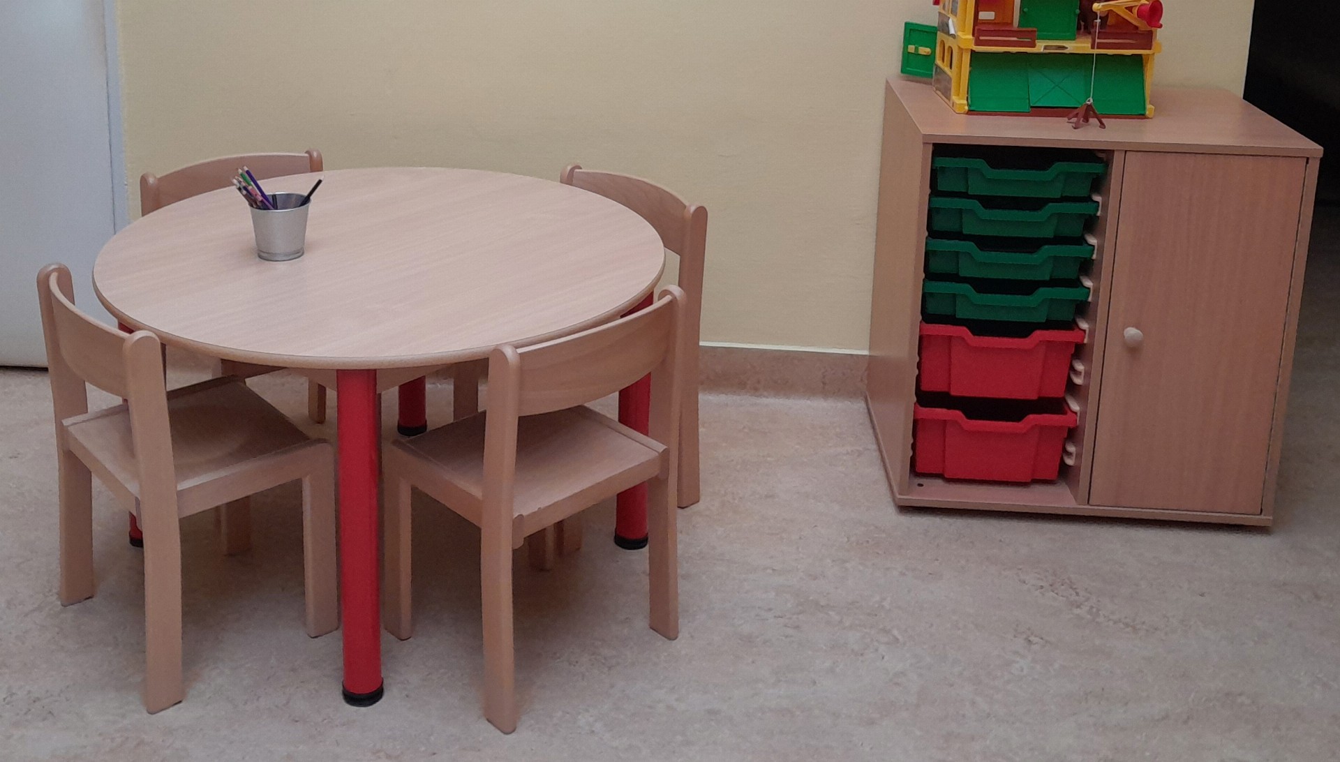 Čekárna dětské ambulance má nový nábytek