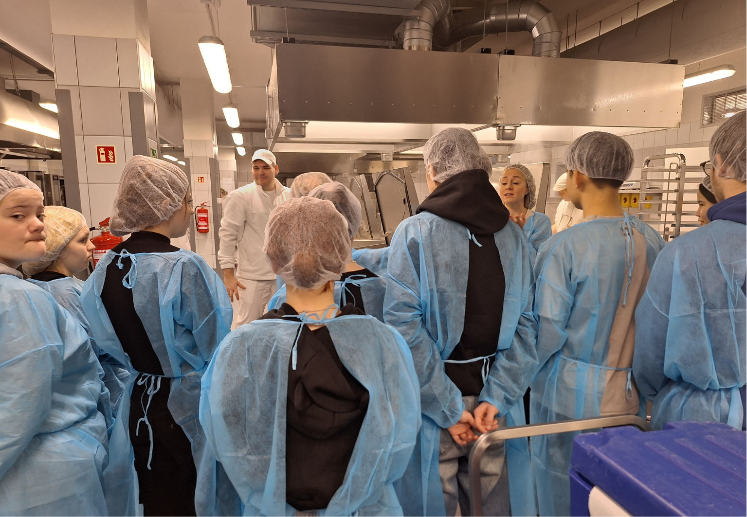 Studenti v kuchyni Pardubické nemocnice