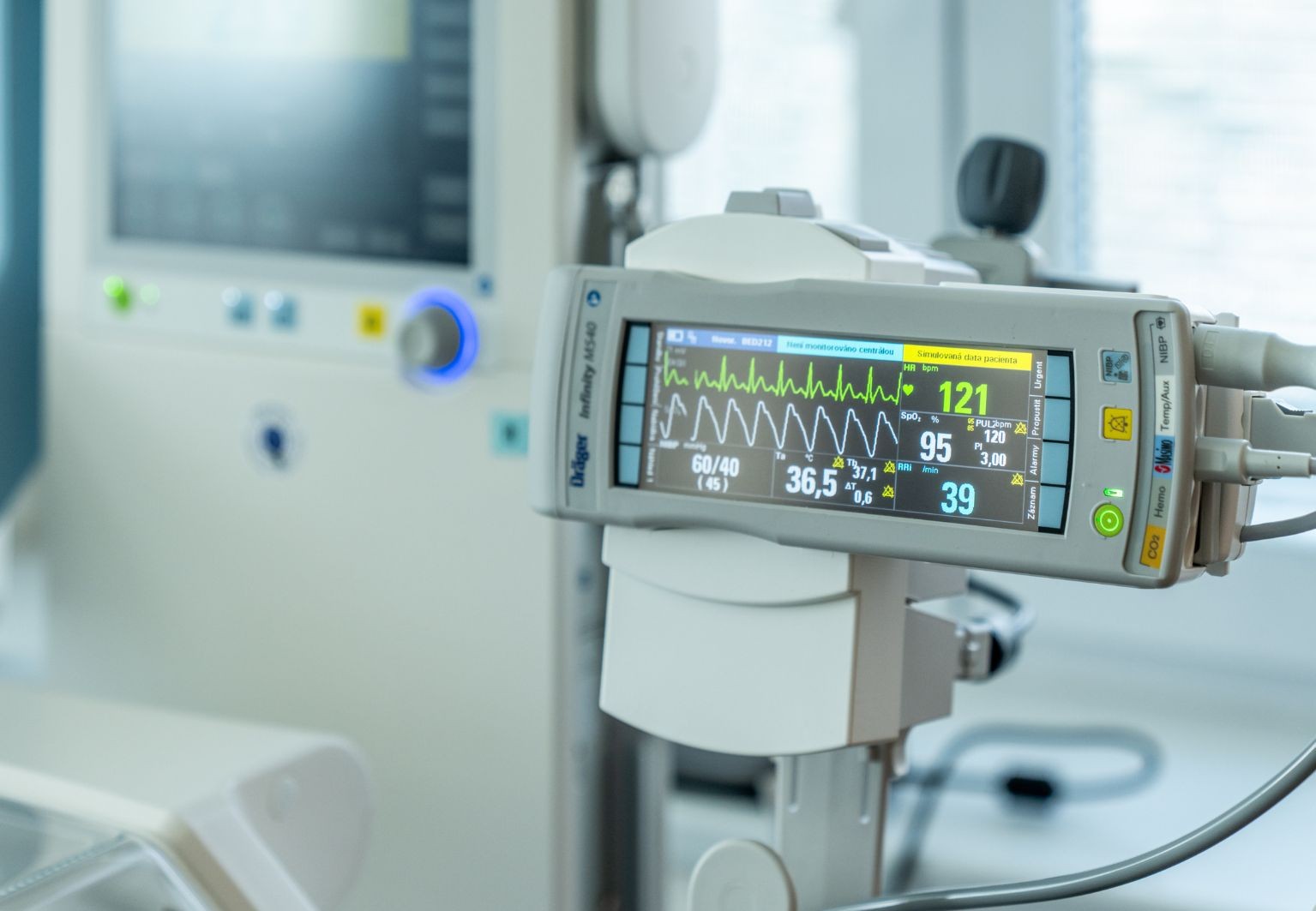 Nadace Anežka darovala Pardubické nemocnici monitor pro nedonošená miminka