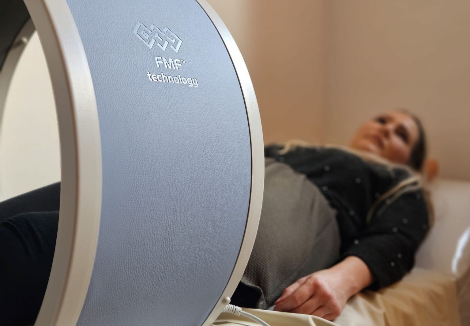 Nový přístroj pro podporu hojení: pacienti oceňují účinnost i komfort rehabilitace