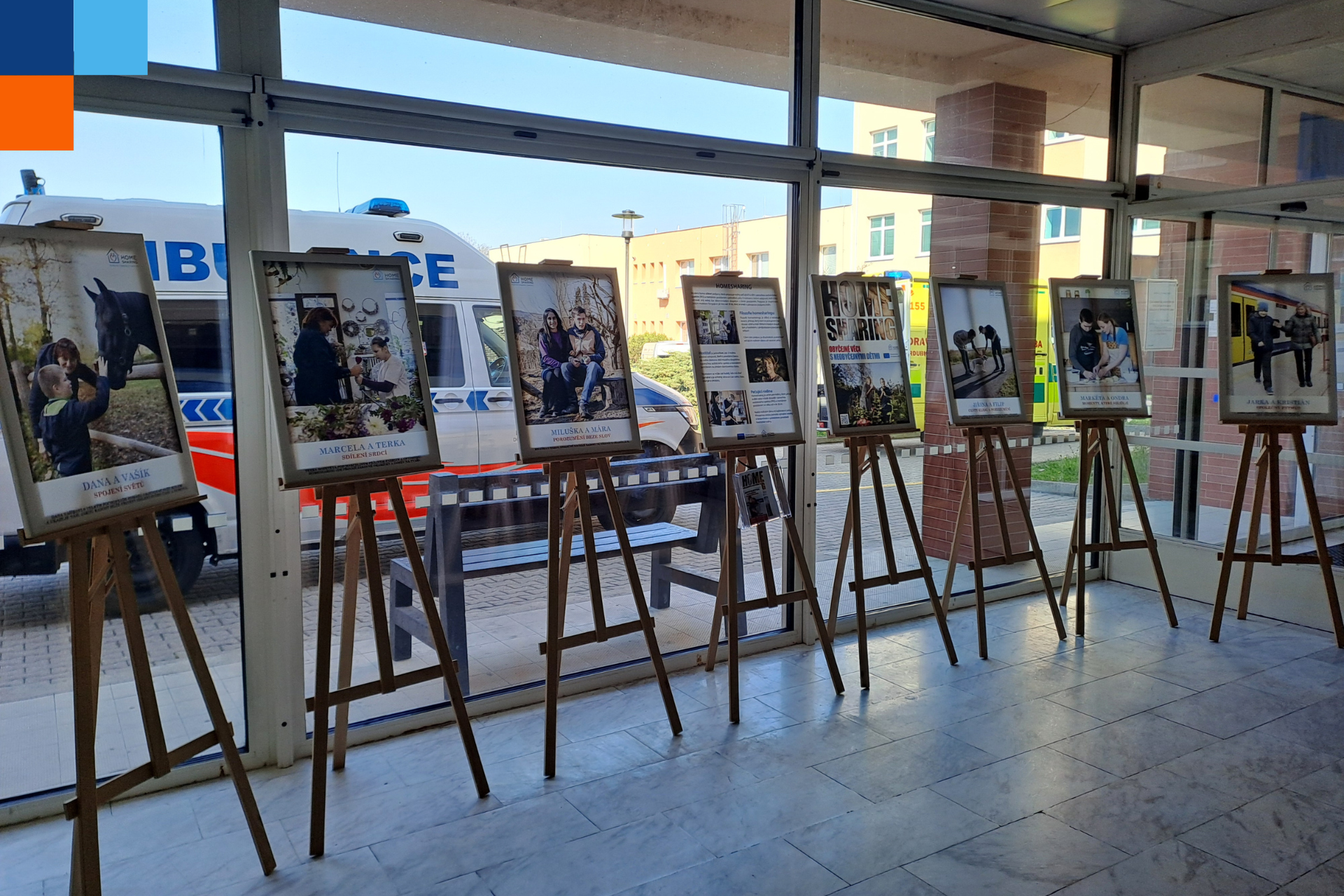 Chrudimská nemocnice hostí výstavu, která pomáhá