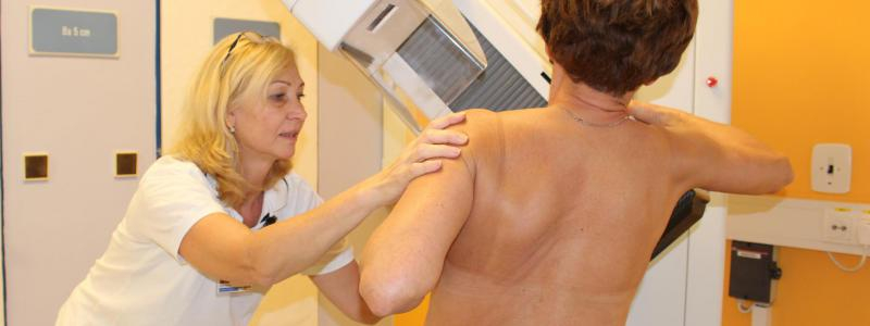 Karcinom prsu postihuje i mladé ženy, nejdůležitější je pro ně samovyšetřování