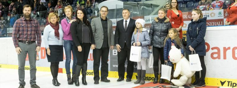 Výherci soutěže Děti malují dětem si převzali ceny při hokejovém utkání