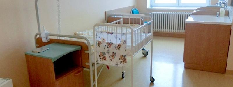 Oddělení matek po porodu dočasně přemístěno do přízemí Chrudimské nemocnice