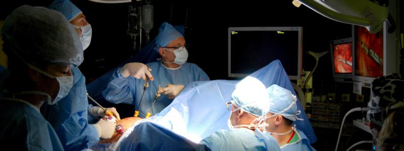 Chirurgové Pardubické nemocnice prezentovali nový typ operace nádoru konečníku
