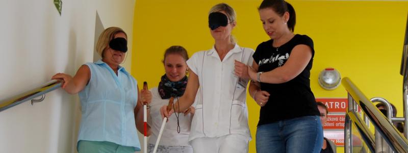 Zdravotníci na zážitkovém semináři poznávali radosti i nástrahy v životě nevidomých