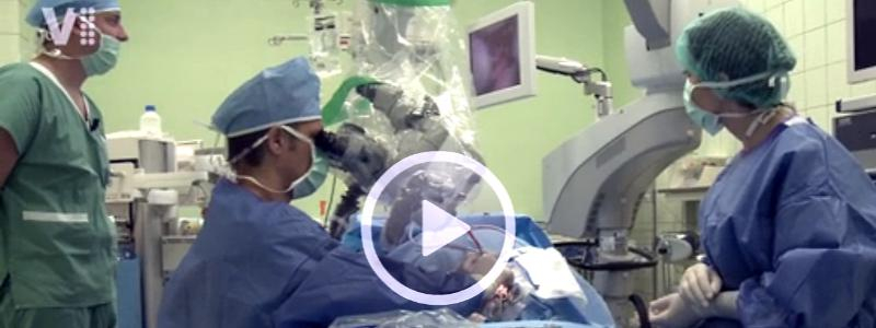 Lékaři ORL kliniky operovali prasklý ušní bubínek před televizními kamerami