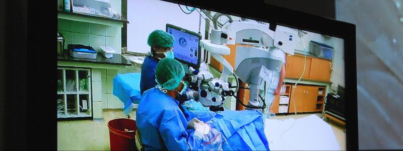 Oční lékaři v Pardubické nemocnici úspěšně operovali pacienty v přímém přenosu