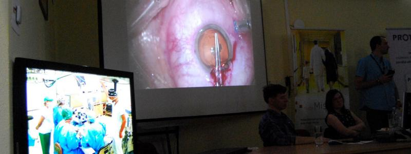 Oční chirurgové předvedli operace v přímém přenosu při Malé pardubické Live