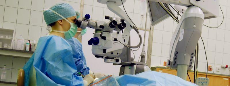 Oční chirurgové Pardubické nemocnice získali špičkový operační mikroskop